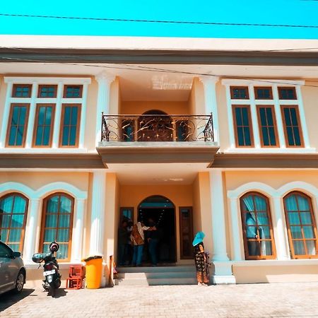 Bluefire Homestay Syariah Banyuwangi  Exteriör bild